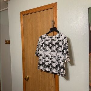 DKNYC Small Multi-Color w/Geometric Print Short Sleeve Scoop Neck Blouse - EUC